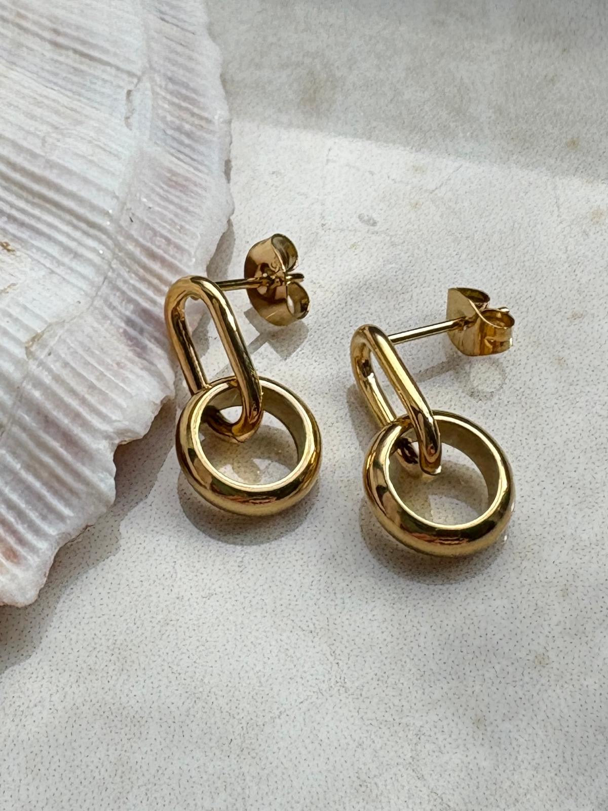 Modern gold link drop earrings with a bold double-loop design. 18k gold plated,
hypoallergenic, and tarnish-resistant.