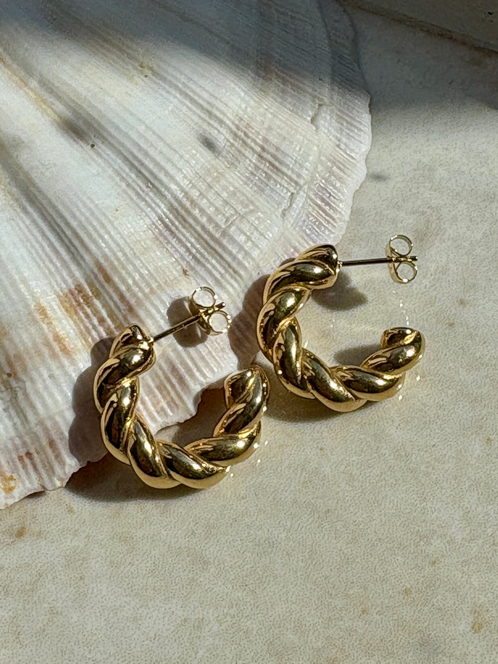Elegant gold-plated twist hoop earrings. Lightweight, hypoallergenic, and tarnish-resistant
– perfect for everyday or evening wear.