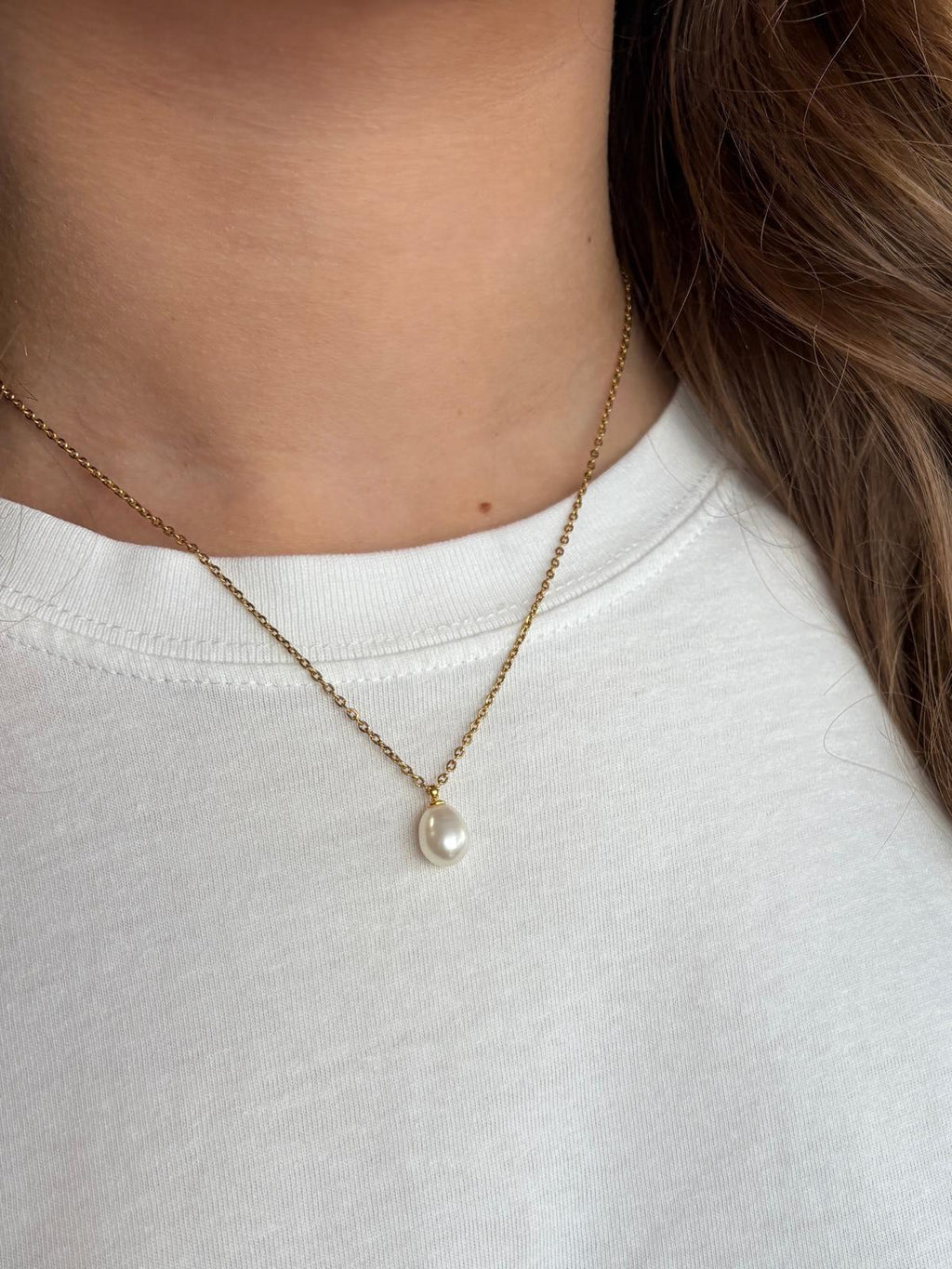 A classic jewellery essential featuring a natural freshwater pearl pendant on a delicate gold-plated chain. Perfect for layering or wearing solo, this timeless necklace adds elegance to casual and formal looks alike